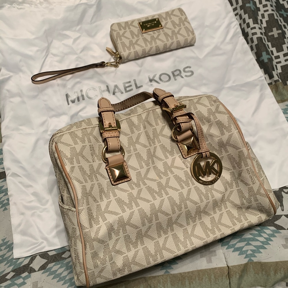 Beautiful Michael Kors Set- 2 for the price of 1